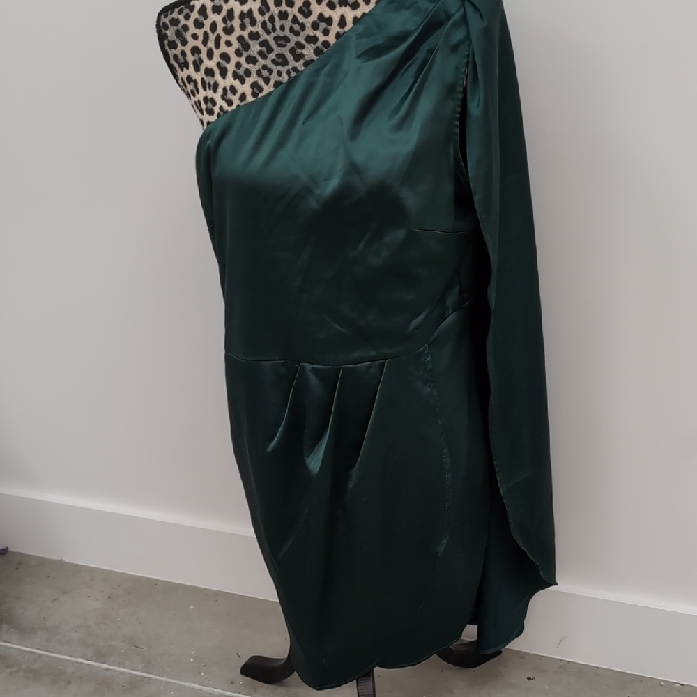 Elegant Green One-Shoulder Dress